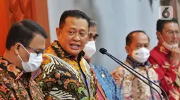 Ketua MPR, Bambang Soesatyo didampingi pimpinan MPR saat memberikan keterangan kepada wartawan usai memperingati Hari Konstitusi dan HUT MPR ke-77 di Jakarta, Kamis (18/8/2022). Acara tersebut bertemakan Konstitusi Sebagai Pijakan Bagi Kebangkitan Ekonomi dan Politik Global Pasca Pandemi. (Liputan6.com/Angga Yuniar)