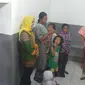 Senyum keluarga bayi korban penelantaran puskesmas terkembang. Tak lama, sang ibu menangis tersedu. (Liputan6.com/Fajar Eko Nugroho)