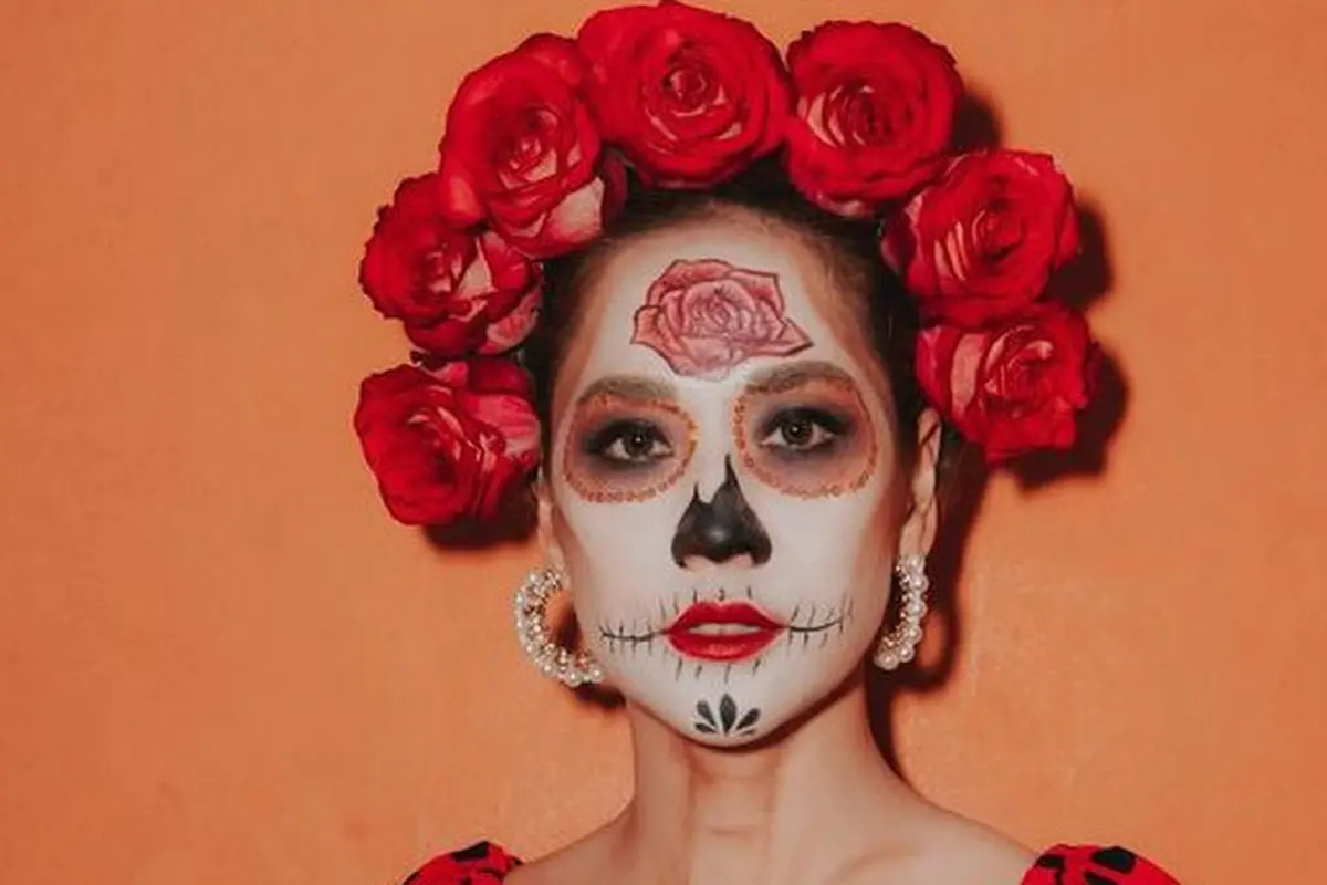 Gaya Bunga Citra Lestari dan Suami saat Halloween sebagai Catrina