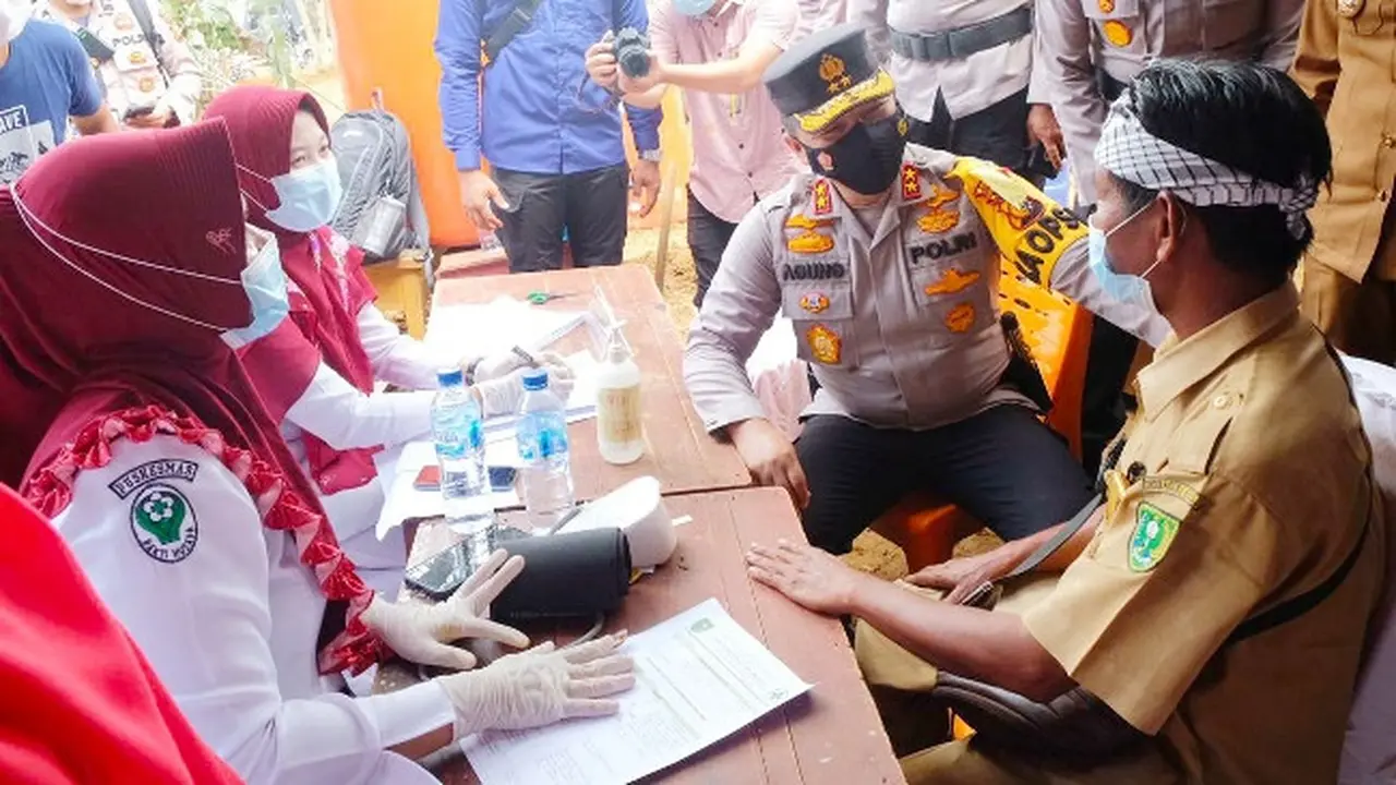 Pemberian vaksin Covid-19 kepada Suku Talang Mamak di Kabupaten Indragiri Hulu, Riau.