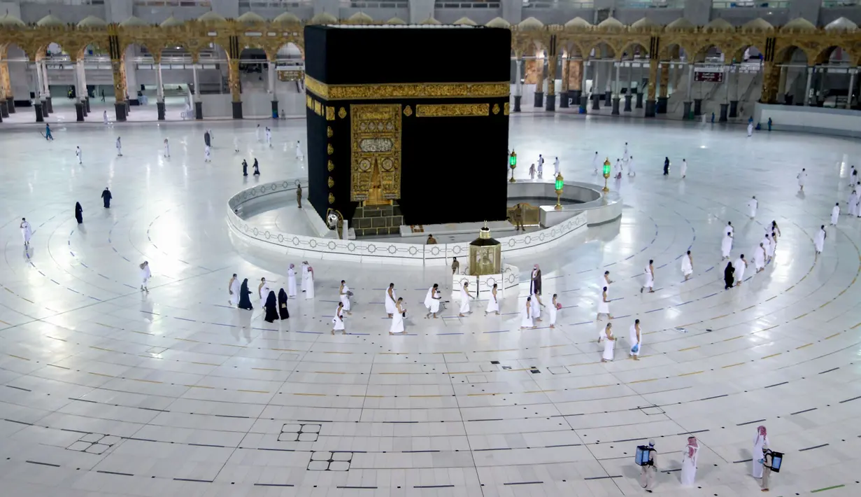 Warga Saudi dan warga asing mengelilingi Ka'bah (tawaf) saat melaksanakan umrah di kompleks Masjidil Haram, kota suci Makkah, Minggu (4/10/2020). Pemerintah Arab Saudi mengizinkan umrah kembali mulai Minggu (4/10) setelah sekitar tujuh bulan ditangguhkan karena pandemi COVID-19. (AFP)