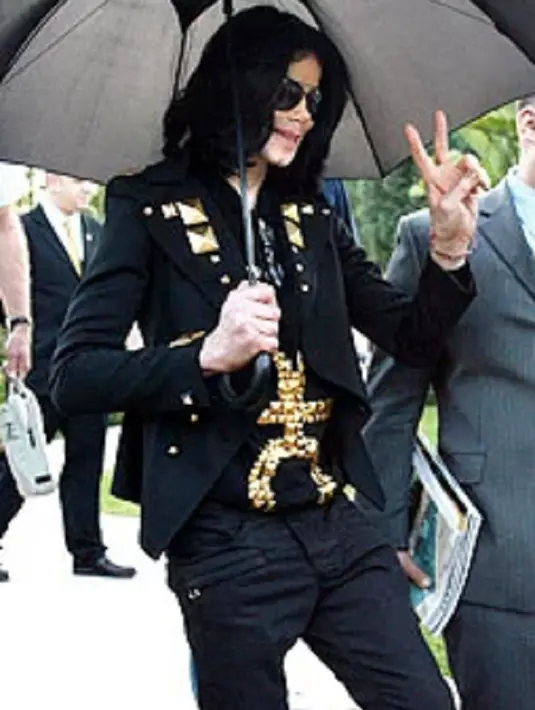Di sini Michael Jackson terlihat mengenakan atasan, jaket, dan celana serba hitam yang sebenarnya merupakan koleksi untuk perempuan. Ini adalah penampilannya di tahun 2009 saat Michael Jackson mengenakan jaket dan rompi rancangan Givenchy. Foto: Ramey Photo/InStyle.