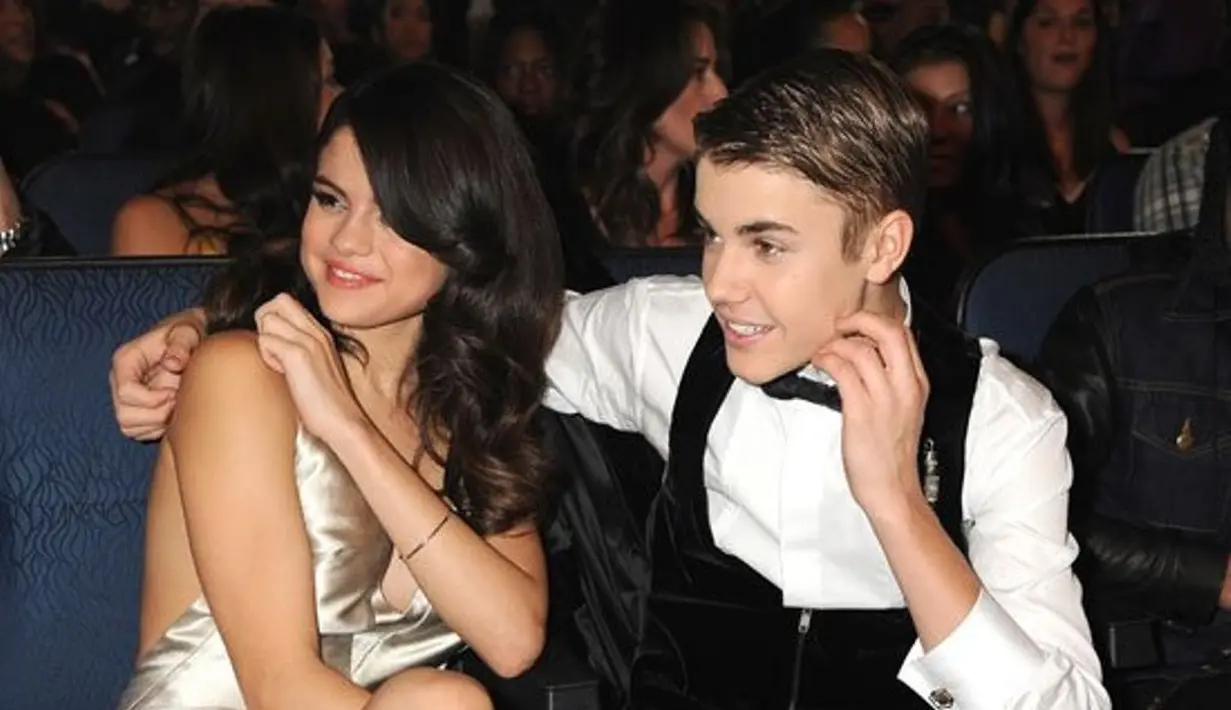 Dilansir dari HollywoodLife, mereka seperti pasangan remaja yang tak bisa berpisah lama. (PopSugar)