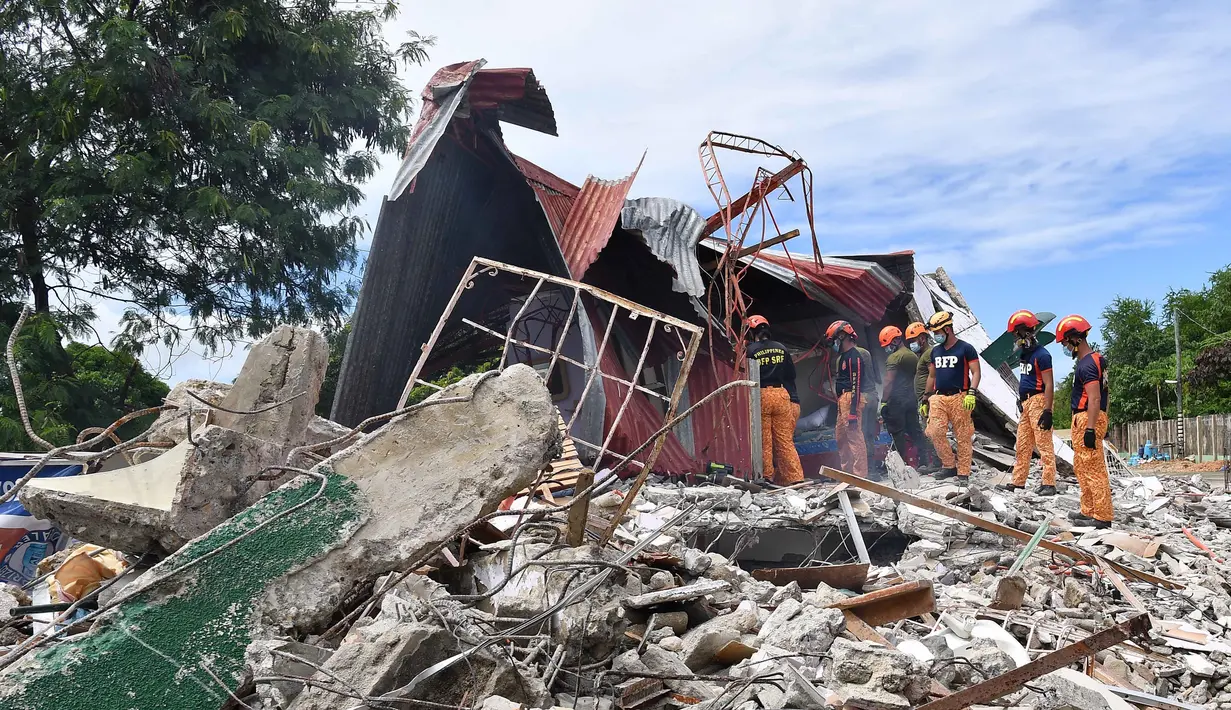 Tim penyelamat mencari tiga orang yang dilaporkan hilang di bawah reruntuhan bangunan yang runtuh di Kota Bogo, Filipina pada 1 Oktober 2025. (TED ALJIBE/AFP)