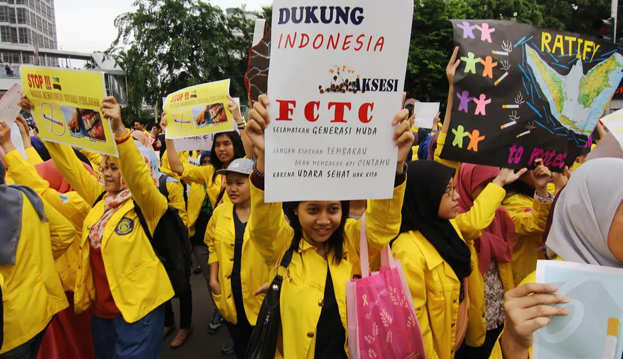Dalam aksi tersebut, mereka menuntut pemerintah segera melakukan upaya percepatan aksesi, penandatanganan dan meratifikasi FCTC guna mengatasi globalisasi epidemi tembakau , Jakarta, Minggu (30/11/2014). (Liputan6.com/Faizal Fanani) 