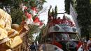 Para siswa sekolah sangat antusia menyambut peraih emas bulutangkis Olimpiade Rio 2016, Tontowi Ahmad dan Liliyana Natsir, saat kirab melewati jalan-jalan utama kota Kudus, Kamis (1/9/2016). (Bola.com/Arief Bagus)