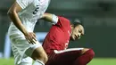 Bek timnas Indonesia U-23, Hansamu Yama Pranata (bawah) mencoba melewati pemain Korea Selatan U-23, Kim Jeung Ho pada laga persahabatan di Stadion Pakansari, Kab Bogor, Sabtu (23/6). Indonesia U-23 kalah 1-2. (Liputan6.com/Helmi Fithriansyah)