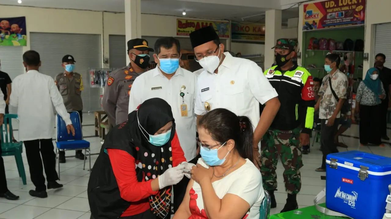 Pedagang pasar di Sidoarjo mendapatkan vaksinasi. (Dian Kurniawan/Liputan6.com)