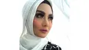 Lihat betapa cantiknya adik dari Yuni Shara ini saat mengenakan hijab. Ia menyempurnakan penampilannya dengan mengenakan kacamata. (Foto: instagram.com/krisdayantilemos)