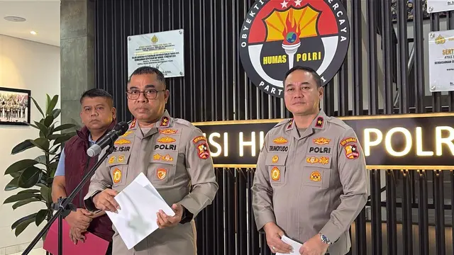 Kadiv Humas Polri, Irjen Pol Jhonny Edison Isir saat memberikan keterangan pers terkait kasus narkoba yang melibatkan Eks Kapolres Bima AKBP Didik Putra Kuncoro. (Liputan6/Ady Anugrahadi)