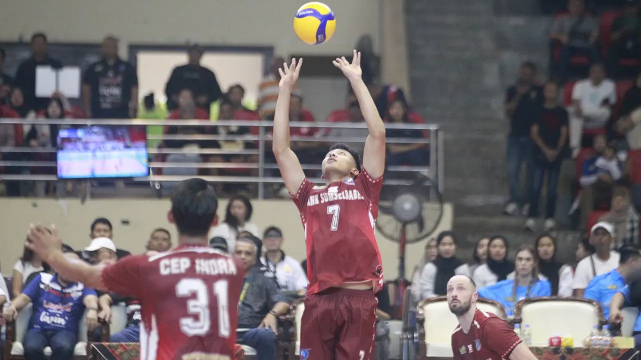 Tim Palembang Bank SumselBabel saat memberi serangan dalam pertandingan melawan tim Jakarta LavAni Livin' Transmedia di Gor Jatidiri, Semarang, Sabtu (26/04/25). (Foto: Liputan6.com/ Felek Wahyu)