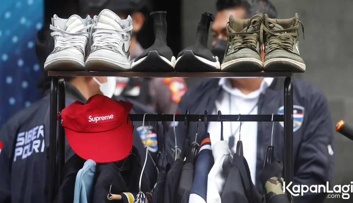 Barang bukti Doni Salmanan (Bayu Herdianto/© KapanLagi.com)