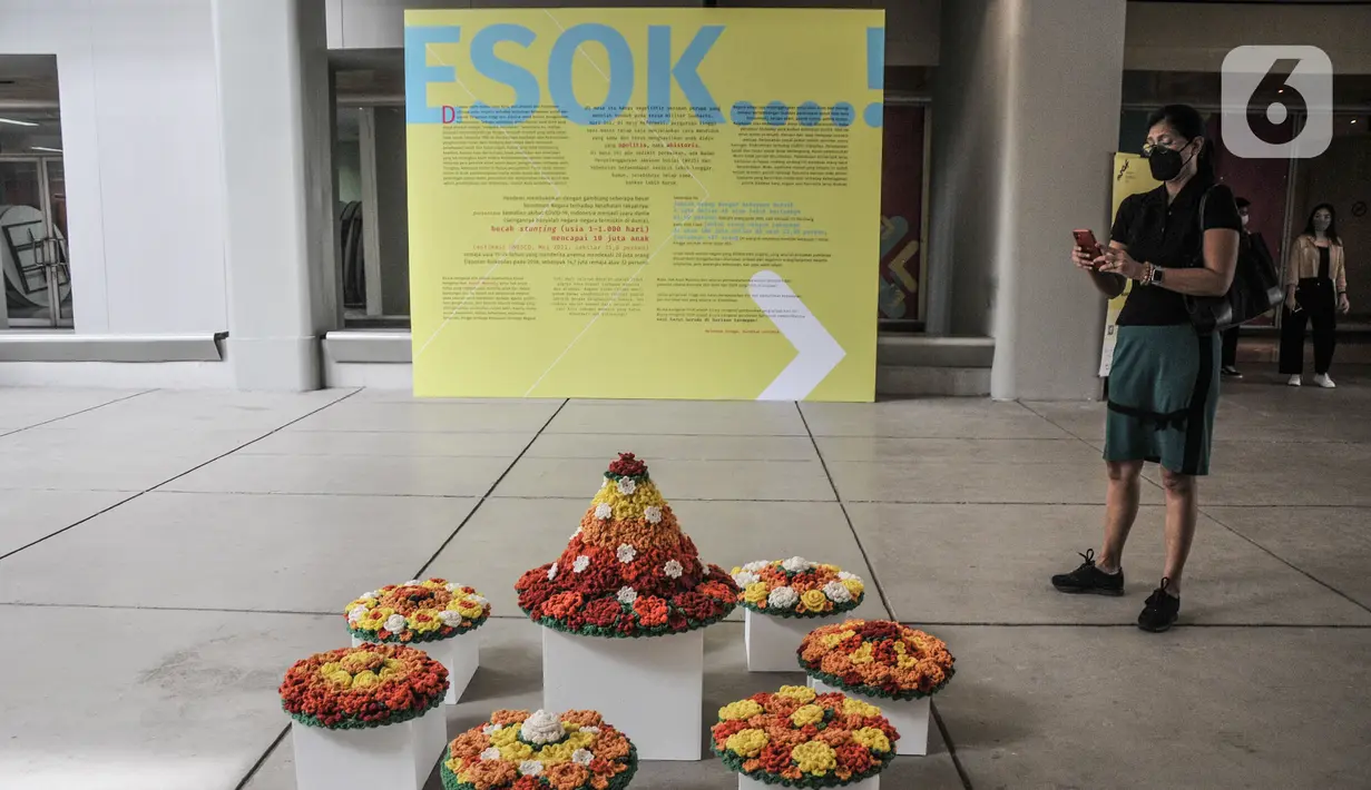 Pengunjung mengabadikan salah satu karya yang dipamerkan Jakarta Biennale 2021 di Museum Nasional, Jakarta, Selasa (23/11/2021). Ajang seni rupa Jakarta Biennale digelar mulai 21 November 2021-21 Januari 2022. (merdeka.com/Iqbal S. Nugroho)