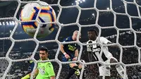 Proses terjadinya gol yang yang dicetak striker Juventus, Moise Kean, ke gawang Udinese pada laga Serie A di Stadion Allianz, Turin, Jumat (8/3). Juventus menang 4-1 atas Udinese. (AFP/Miguel Medina)