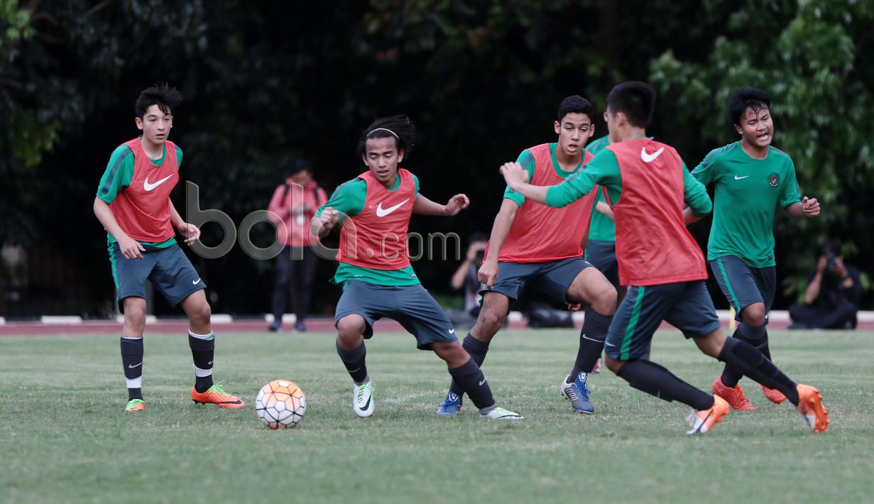 Jack Brown dari Inggris (kiri), Rafid Habibie dari ISM Academy Perugia dan Elias David dari Aghia Paraskevi beraksi di Stadion Atang Sutresna, (06/04/2017). 14 pemain dari luar Indonesia mengikuti seleksi perdana Timnas U-19. (Bola.com/Nicklas Hanoatubun)