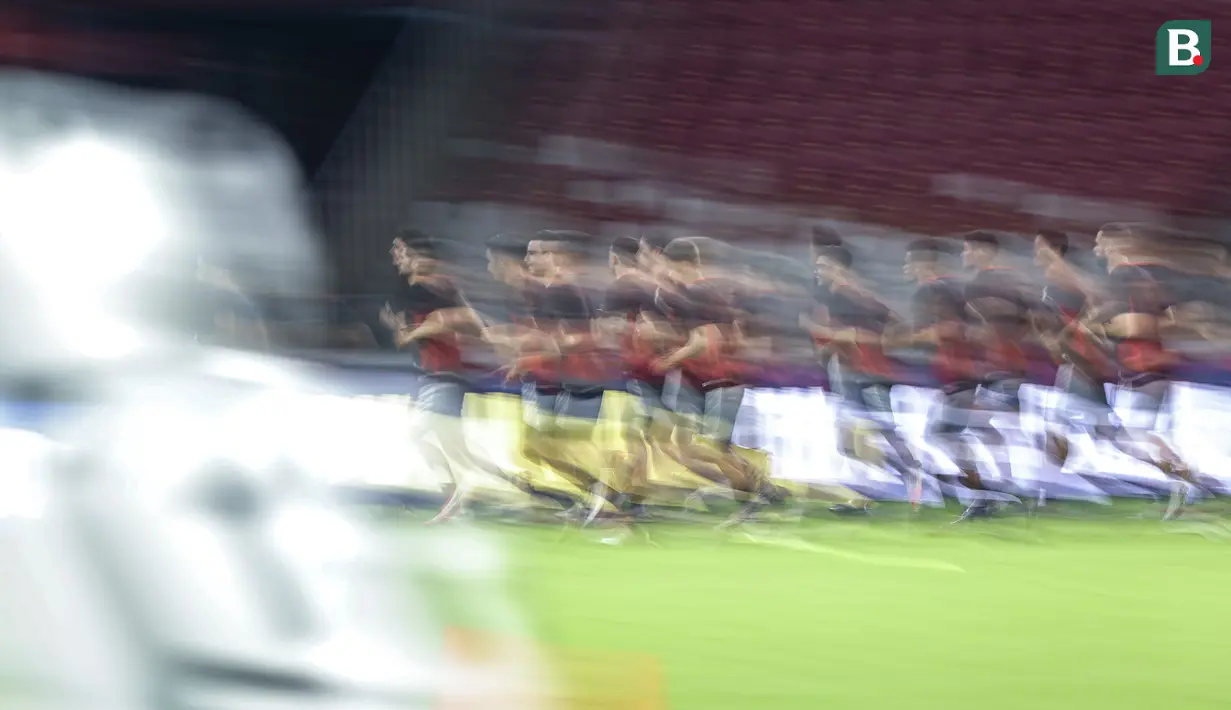 Para pemain Timnas Indonesia melakukan pemanasan saat latihan resmi menjelang laga putaran ketiga Grup C Kualifikasi Piala Dunia 2026 di Stadion Utama Gelora Bung Karno (SUGBK), Senayan, Jakarta, Senin (24/03/2025). (Bola.com/Bagaskara Lazuardi)