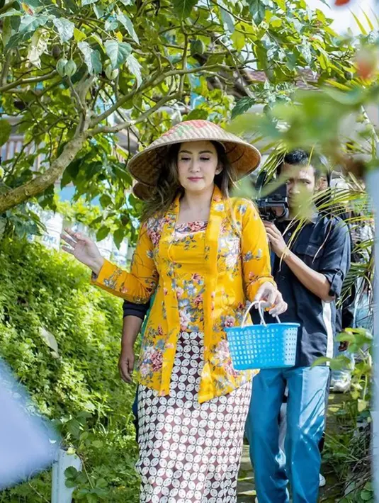 Selalu tampil awet muda, aktris yang sudah populer sejak tahun 90-an ini memang gayanya kerap mencuri perhatian netizen. Janda satu anak ini kerap menuai pujian dengan parasnya yang seakan tidak pernah menua. (Liputan6.com/Instagram/nafaurbach)