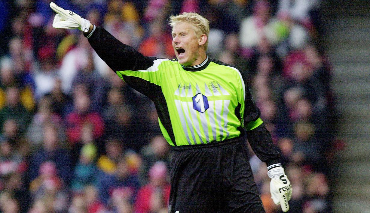 Peter Schmeichel - Kiper Legendaris Manchester United ini mencetak golnya saat memperkuat Aston Villa di laga kontra Everton pada 20 Oktober 2001. Sayang gol tersebut gagal menyelamatkan timnya dari kekalahan dengan skor 3-2. (AFP/Morten Juhl)