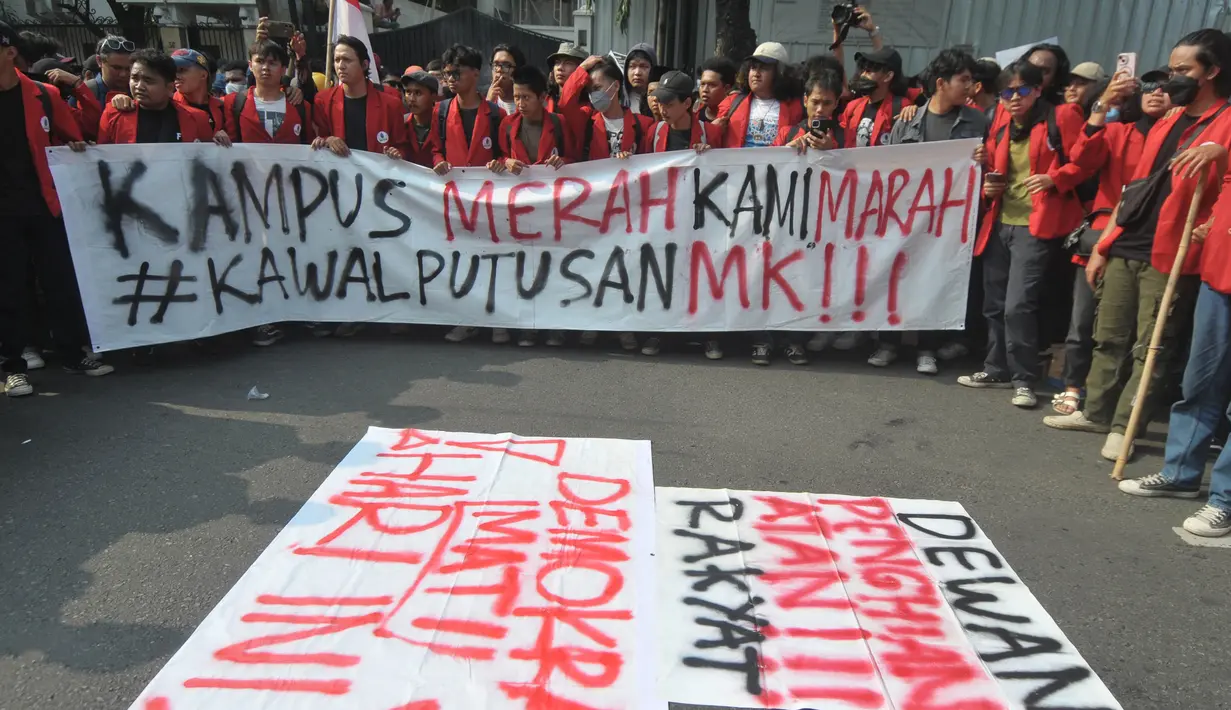 Sejumlah mahasiswa menggelar aksi unjuk rasa di depan Gedung Komisi Pemilihan Umum (KPU), Jakarta, Jumat (23/8/2024). (merdeka.com/Imam Buhori)