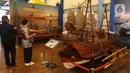 Pengunjung melihat kapal antik yang dipamerkan di Museum Angkut, Kota Batu, Jawa Timur, Kamis (15/12/2022). Museum Angkut merupakan museum transportasi dan tempat wisata modern. (Liputan6.com/Herman Zakharia)