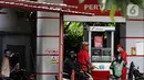 Antrean kendaraan sesaat jelang kenaikan harga Bahan Bakar Minyak (BBM) Bersubsidi di SPBU Kawasan Jalan Siliwangi, Kota Tasikmalaya, Jawa Barat, Sabtu (3/9/2022). Pemerintah resmi menaikkan harga BBM Bersubsidi pada Sabtu (3/9) pukul 14.30 WIB. Harga BBM Subsidi jenis Pertalite naik dari Rp 7650 ke Rp 10.000,- dan Pertamax dari Rp 12.500 ke Rp 14.500,-(Liputan6.com/Helmi Fithriansyah)