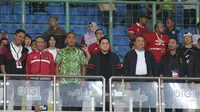 Ketua Umum PSSI, Erick Thohir (tengah) menyaksikan langsung pertandingan antara Timnas Indonesia versus Burundi di Stadion Patriot Candrabhaga, Bekasi, Selasa (28/3/2023) malam WIB. (Bola.com/Abdul Azis)