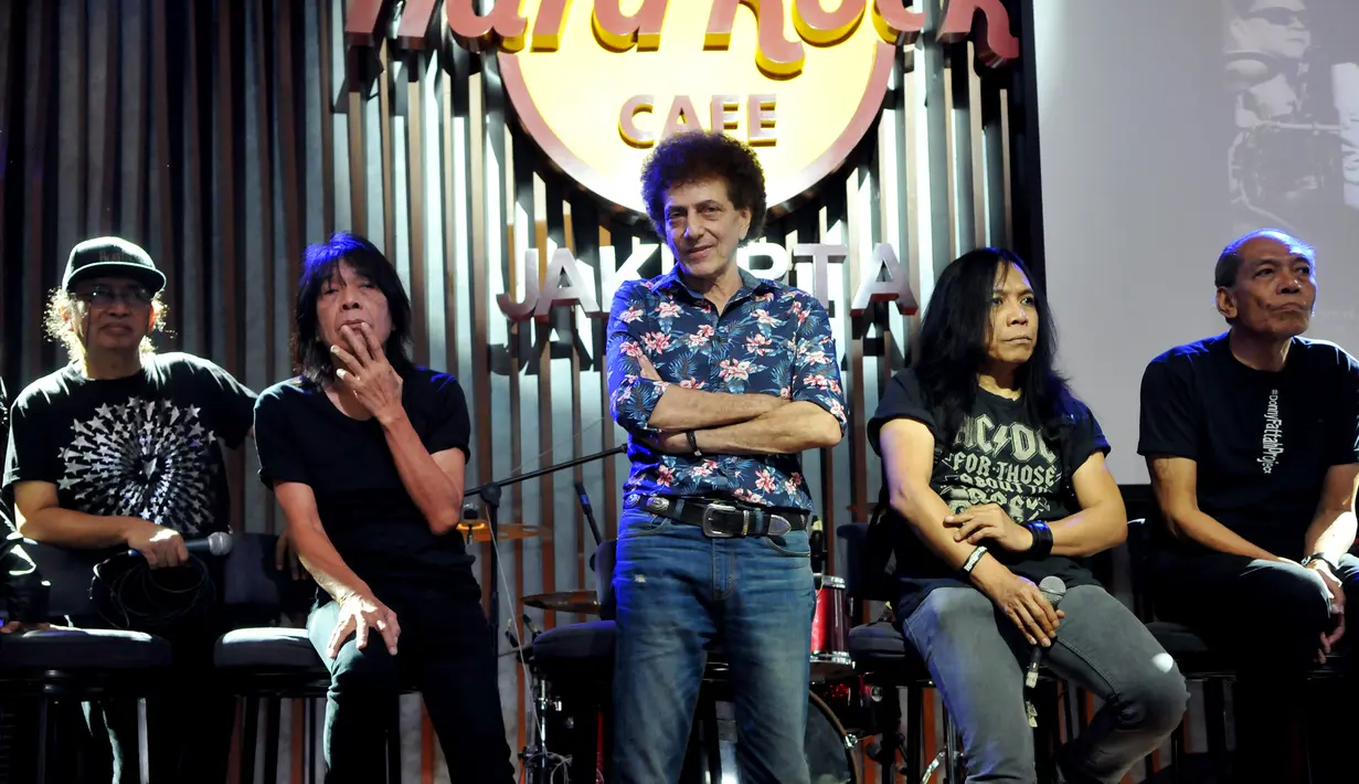 Penggunaan efek dan pencahayaan dalam konser God Bless ini terinspirasi dari konser musisi internasional seperti Metallica dan Michael Buble. (Wimbarsana K/Bintang.com)