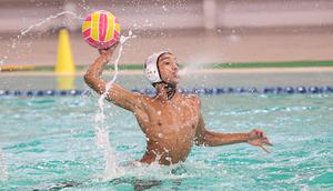 Aksi Caesar Kirano di final polo air kategori U-14 pada Indonesia Open Aquatic Championships (IOAC) 2025 di Stadion Akuatik GBK, Jakarta Pusat, pada Kamis (13/11/2025). (Bola.com/Abdul Aziz)