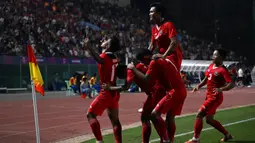 Pemain Indonesia merayakan gol yang dicetak Irfan Jauhari (kiri) dalam pertandingan final sepak bola putra melawan Thailand pada SEA Games ke-32 di Phnom Penh pada 16 Mei 2023. (MOHD RASFAN/AFP)