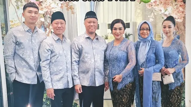 Nikita Willy Kenakan Kebaya Baby Blue