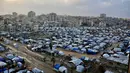 Sementara itu, Kepala Badan Perserikatan Bangsa Bangsa untuk Pengungsi Palestina (UNRWA), Philippe Lazzarini, mengatakan pada Minggu 28 Desember 2025, curah hujan tinggi akan menambah kesengsaraan, keputusasaan, dan angka kematian di Gaza. Tampak dalam foto, tenda-tenda pengungsi Palestina yang melindungi mereka dari kondisi musim dingin yang keras didirikan di lahan terbuka di Kota Gaza, 28 Desember 2025. (Omar AL-QATTAA/AFP)