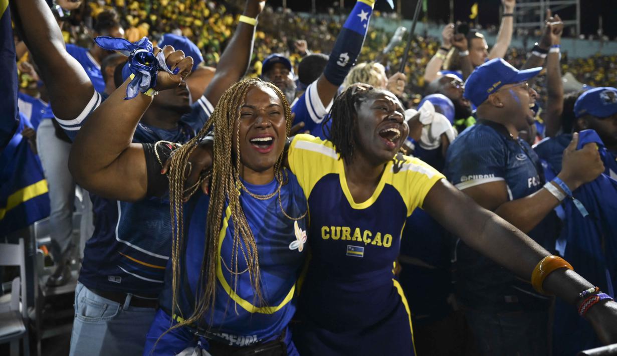Sebelumnya diketahui, Timnas Curacao hanya butuh hasil imbang untuk bisa lolos otomatis ke Piala Dunia 2026. Tampak dalam foto, suporter Timnas Curacao merayakan hasil imbang melawan Jamaika pada Grup B Kualifikasi Piala Dunia 2026 zona CONCACAF di Independence Park Stadium, Jamaika pada 18 November 2025. (Ricardo MAKYN/AFP)