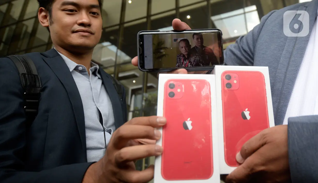 LSM MAKI menunjukkan iPhone 11 sebagai hadiah bagi yang memberikan informasi keberadaan Harun Masiku dan Nurhadi di Gedung KPK, Jakarta, Jumat (21/2/2020). Harun Masiku terkait dugaan suap penetapan anggota DPR Terpilih 2019-2024 dan Nurhadi kasus gratifikasi Rp 46 miliar. (merdeka.com/Dwi Narwoko)