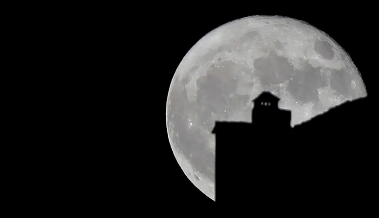 Siluet cerobong asap di sebuah rumah dengan latar belakang Supermoon diatas langit Ronda, Spanyol, Senin (17/10). Fenomoena langka ini terjadi setiap setahun sekali ketika orbit bulan berada dalam jarak terdekat dengan bumi. (Reuters/Jon Nazca)