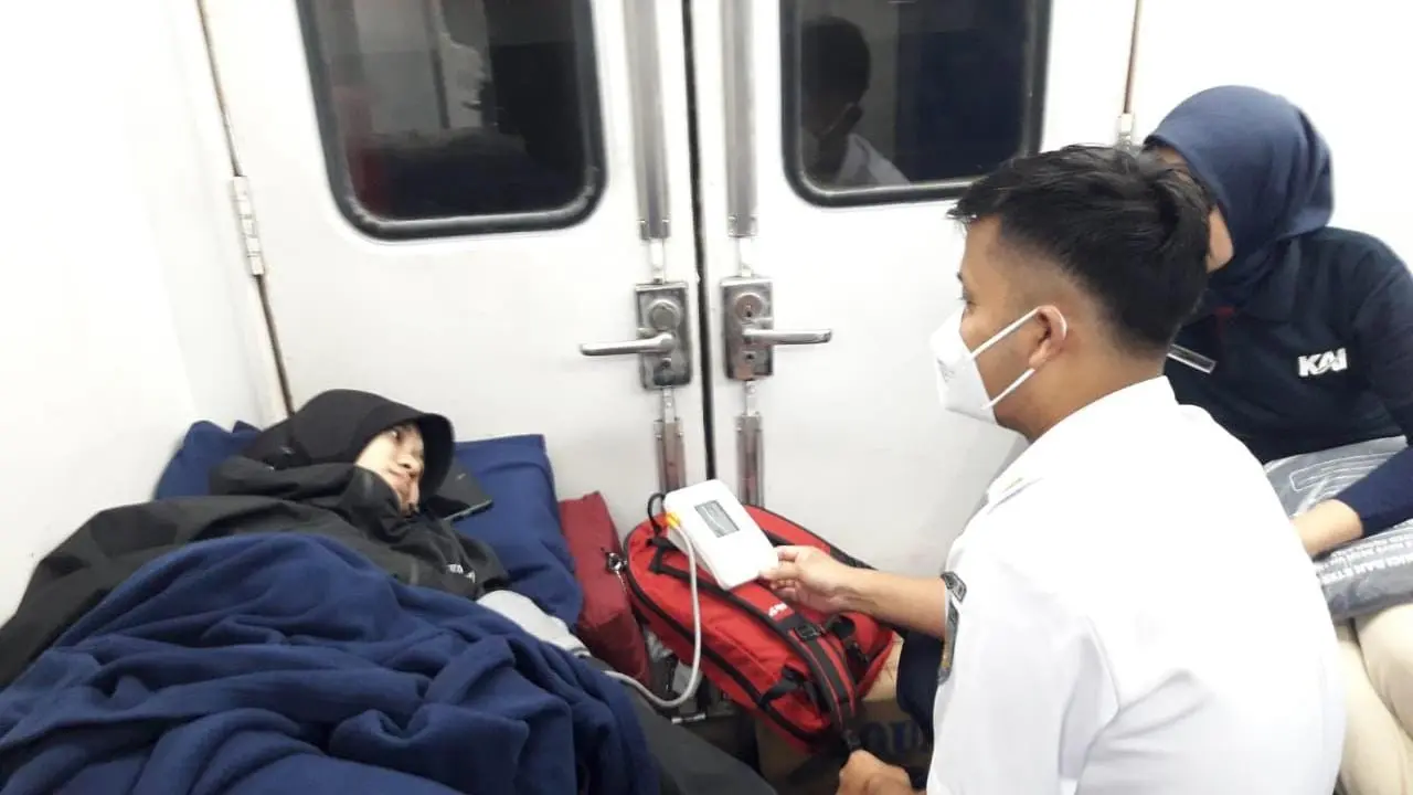 Petugas Kesehatan PT KAI lakukan Pertolongan terhadap penumpang KA Ranggajati yang mengalami demam tinggi dan lemas  (Istimewa)
