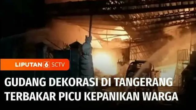 Sebuah gudang dekorasi di Tangerang, Banten, terbakar pada Minggu malam. Kebakaran yang terjadi usai salat tarawih ini membuat panik warga.