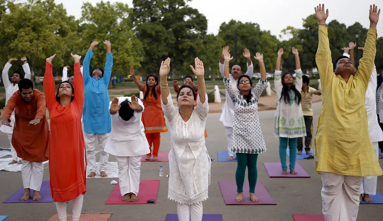 Peserta melakukan "Surya Namaskar"  selama sesi yoga menjelang Hari Yoga Dunia, di New Delhi, India, Sabtu (13/5/2015). Hari Yoga Dunia dirayakan pada 21 Juni. (REUTERS/Anindito Mukherjee)