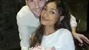 Meski bukan hari spesial, tetapi setiap momen selalu dirayakan. Karena itu, Novia mengucapkan terima kasih kepada sang kekasih. Novia tampak bahagia menikmati momen bersama. Antoine juga begitu romantis dengan memberi buket bunga pink cantik untuk Novia. (Liputan6.com/IG/@noviabachmid)