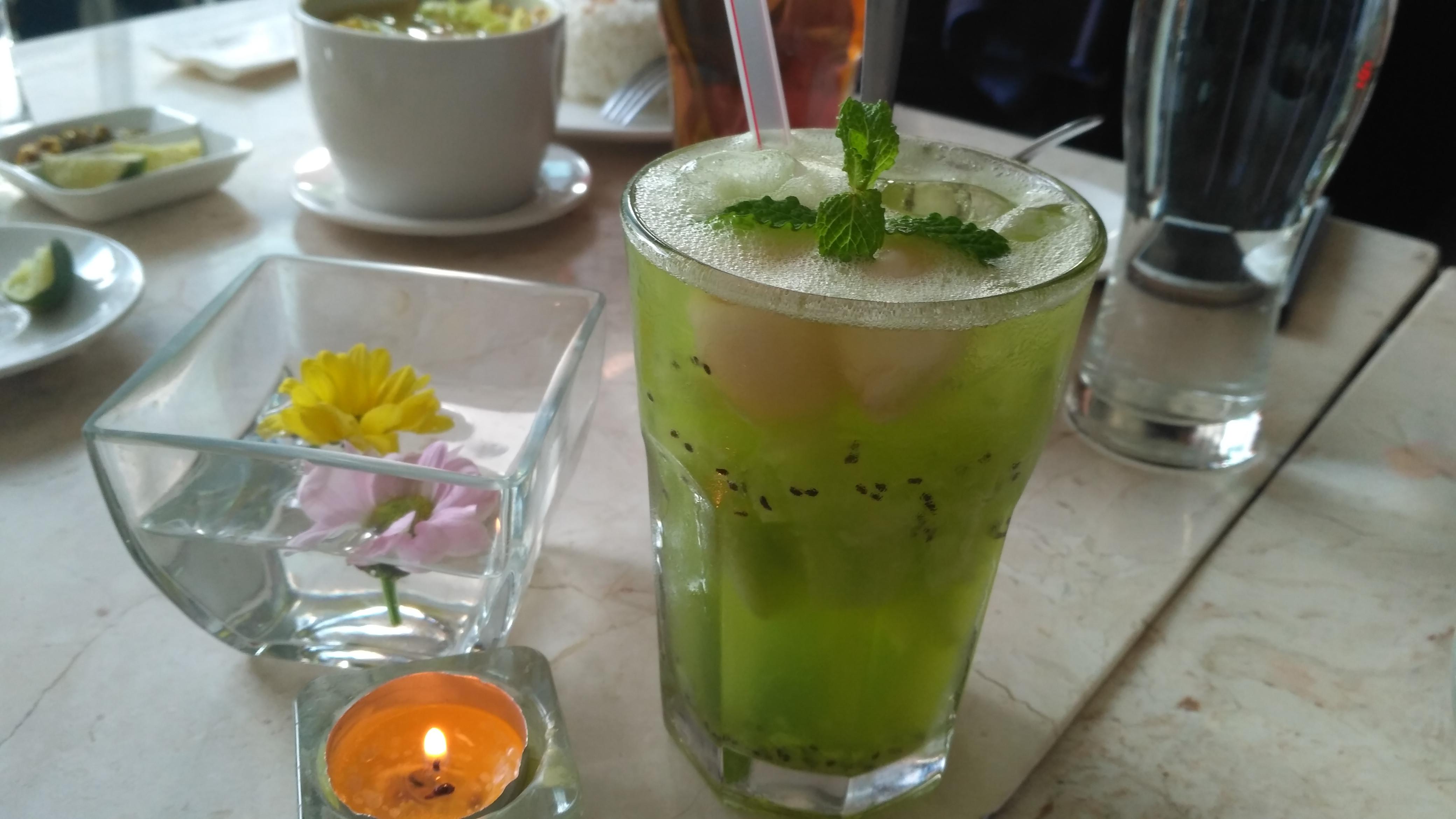 Kelezatan menu pindang ini akan semakin nikmat jika dilengkapi dengan sajian Kiwi Smooth sebagai minuman penutup