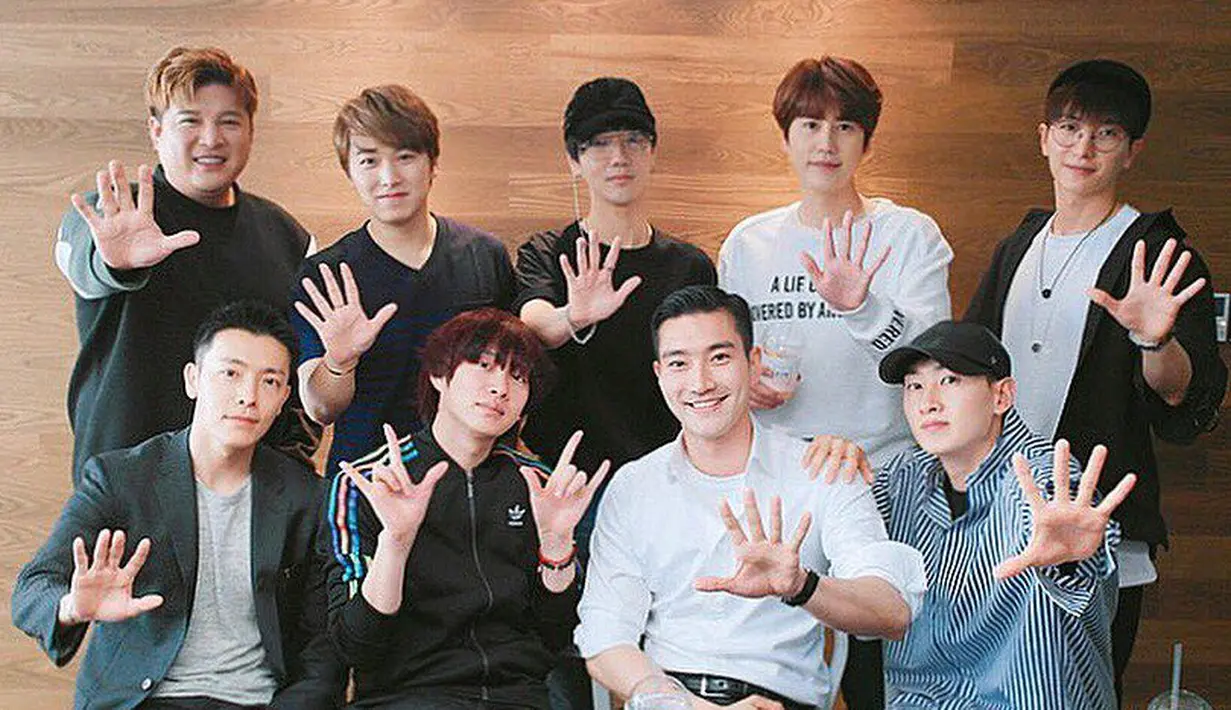 "Ada sedikit mulut tapi jumlah yang bicara sama saja. Ketika semua personel berkumpul, pasti akan berisik," ujar Eunhyuk sambil tertawa. (Foto: Soompi.com)