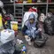 Seorang relawan bank sampah memilah sampah anorganik rumah tangga, baik berupa karton maupun botol plastik, Jakarta, Kamis 4 Juni 2026, sebagai bagian dari instruksi Pemprov DKI yang mewajibkan warga memilih dan memilah sampah untuk mengurangi beban sampah yang semakin menumpuk di ibu kota. (BAY ISMOYO/AFP)