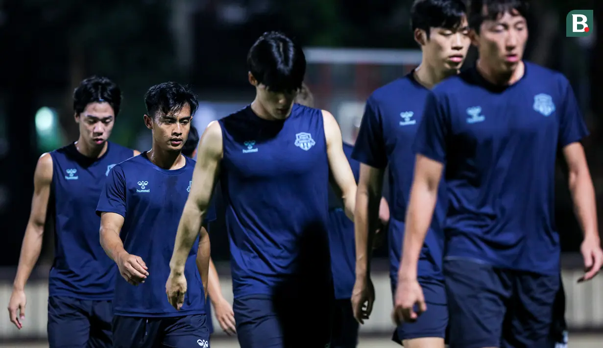 <p>Pratama Arhan (kedua kiri) melakukan pemanasan saat laga uji coba antara Suwon FC melawan Bhayangkara FC di Stadion PTIK, Jakarta, Senin (12/02/2024). (Bola.com/Bagaskara Lazuardi)</p>