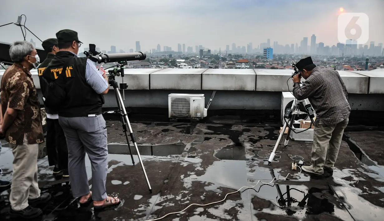 Kementerian Agama (Kemenag) melaporkan secara astronomis posisi hilal di Indonesia pada sore ini belum memenuhi kriteria baru hasil kesepakatan Menteri Brunei Darussalam, Indonesia, Malaysia, dan Singapura (MABIMS). (merdeka.com/Iqbal S. Nugroho)