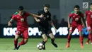 Pemain belakang Indonesia U-19, Firza Andika (kiri) menahan pergerakan gelandang Thailand U-19, Robin Kjel Holm pada laga persahabatan di Stadion Wibawa Mukti, Cikarang, Jawa Barat, Minggu (8/10). Indonesia menang 3-0. (Liputan6.com/Helmi Fithriansyah)