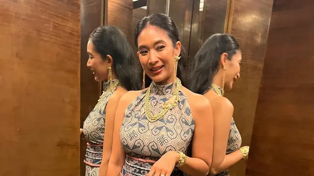 Wajahnya Awet Muda, Intip Potret Cantik Happy Salma saat Kenakan Gaun Batik Panjang