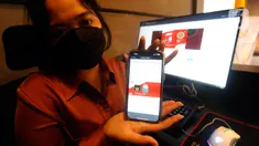 Warga memperlihatkan gawainya saat berburu tiket FIFA Matchday antara Indonesia melawan Argentina di warnet game online Gamers Paradise di kawasan Radio Dalam, Jakarta Selatan, Rabu (7/6/2023). Penjualan tiket dibuka pada tanggal 5 hingga 7 Juni 2023. (merdeka.com/Arie Basuki)