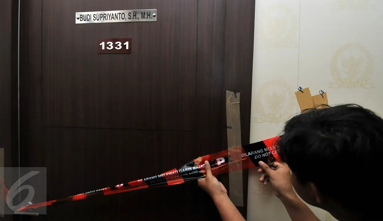 Jurnalis mengecek ruangan anggota DPR dari F-Partai Golkar, Budi Supriyanto yang disegel penyidik KPK, Jakarta, Kamis (13/1). Penyidik juga menyegel ruangan anggota DPR dari F-PDIP Damayanti Wisnu Putranti terkait kasus OTT. (Liputan6.com/Johan Tallo)