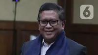 Senyum Hasto di Sidang Perdana Kasus Dua Perkara