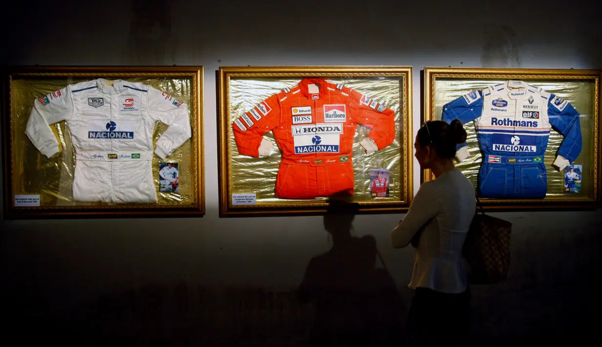 Diruang pameran yang ada di Sirkuit Imola (1/5/2014), pengunjung bisa melihat-lihat baju balap yang pernah digunakan Ayrton Senna. (REUTERS/Alessandro Garofalo)