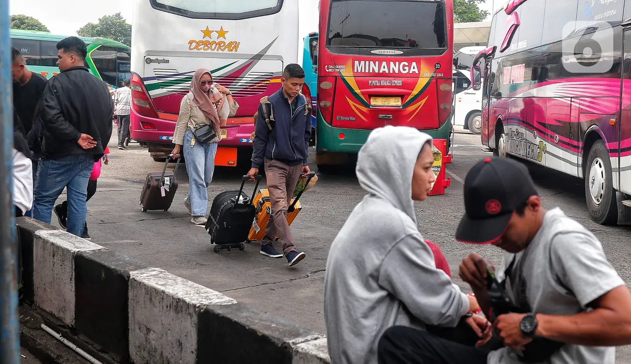 Mereka memilih mudik lebih dulu agar tidak terjebak macet. (Liputan6.com/Angga Yuniar)